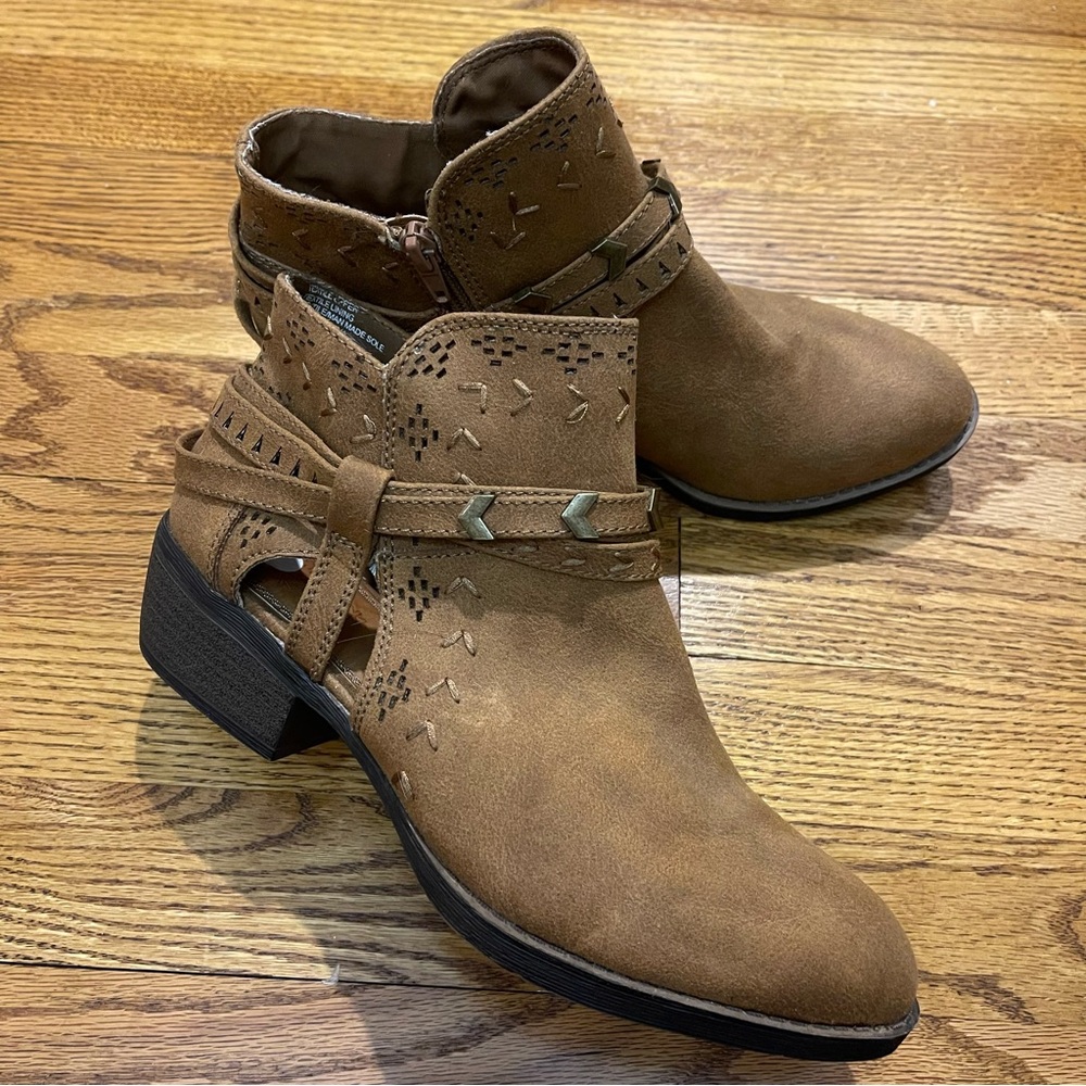NWOT Sugar Cognac Western Aztec Cut Out Ankle Boots - Picture 3 of 13